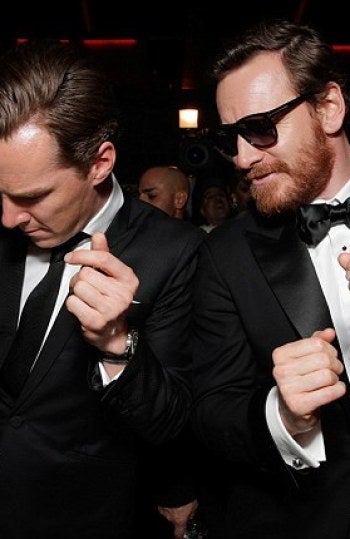 Benedict Cumberbatch y Michael Fassbender celebran el Globo de Oro
