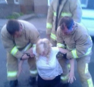 La joven tuvo que ser rescatada