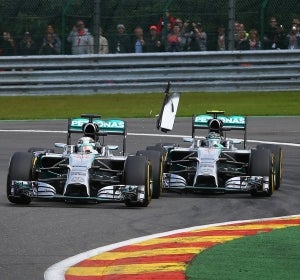 Toque entre Nico Rosberg y Lewis Hamilton en la primera vuelta de Spa