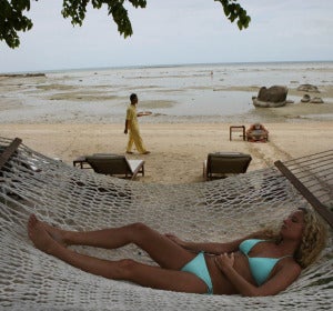 Mujer descansando en la playa