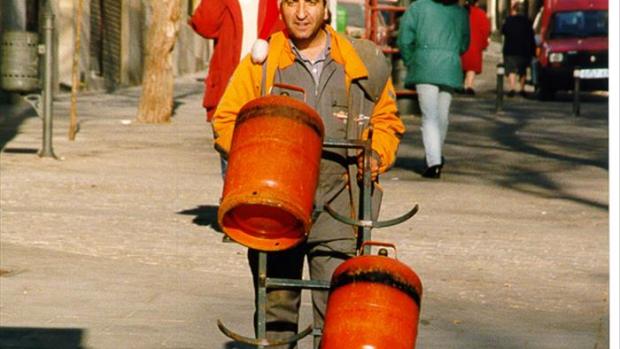 Un hombre transporta varias bombonas de butano (Archivoi