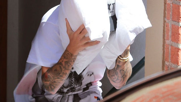 Justin Bieber escondido entre dos almohadas