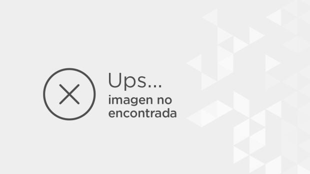 Británico desnudo sobre un coche