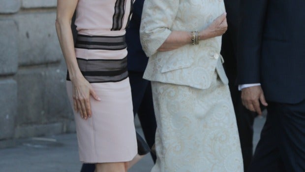 La Reina Letizia y doña Sofía con outfits en tonos pastel