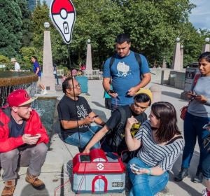 Jugadores de Pokémon GO, cargando sus móviles