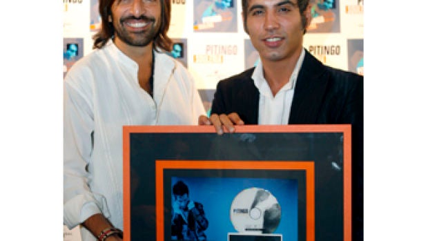 Pitingo recibe un disco de oro