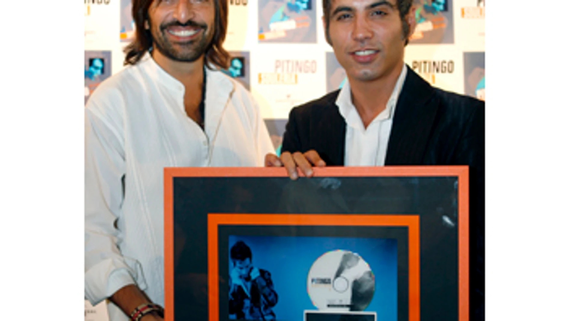 Pitingo recibe un disco de oro Pitingo recibe un disco de oro