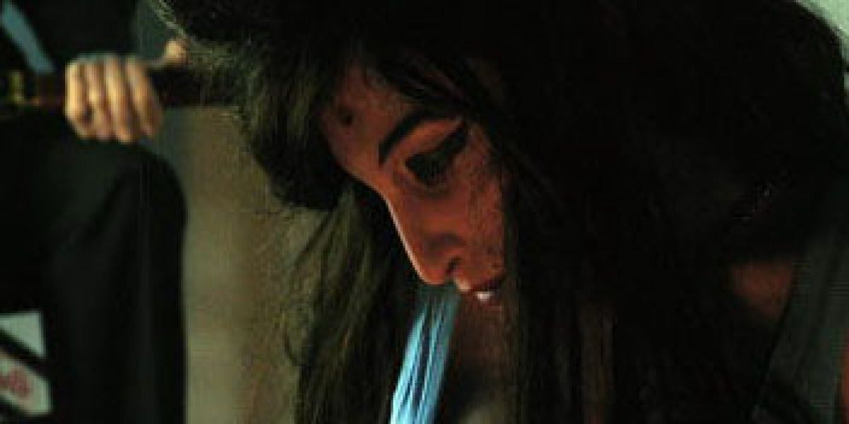 Escultura de Amy Winehouse con un tiro en la cabeza