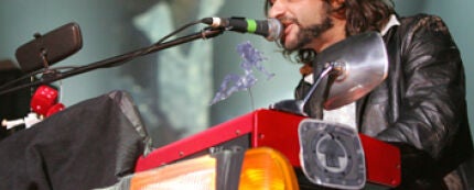 Quique González durante su actuación en Actual 2008