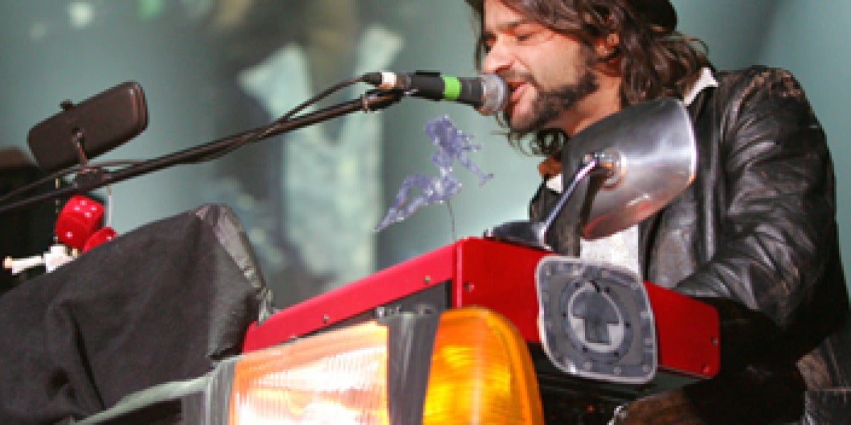 Quique González durante su actuación en Actual 2008