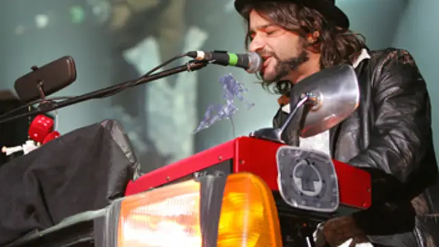 Quique González durante su actuación en Actual 2008