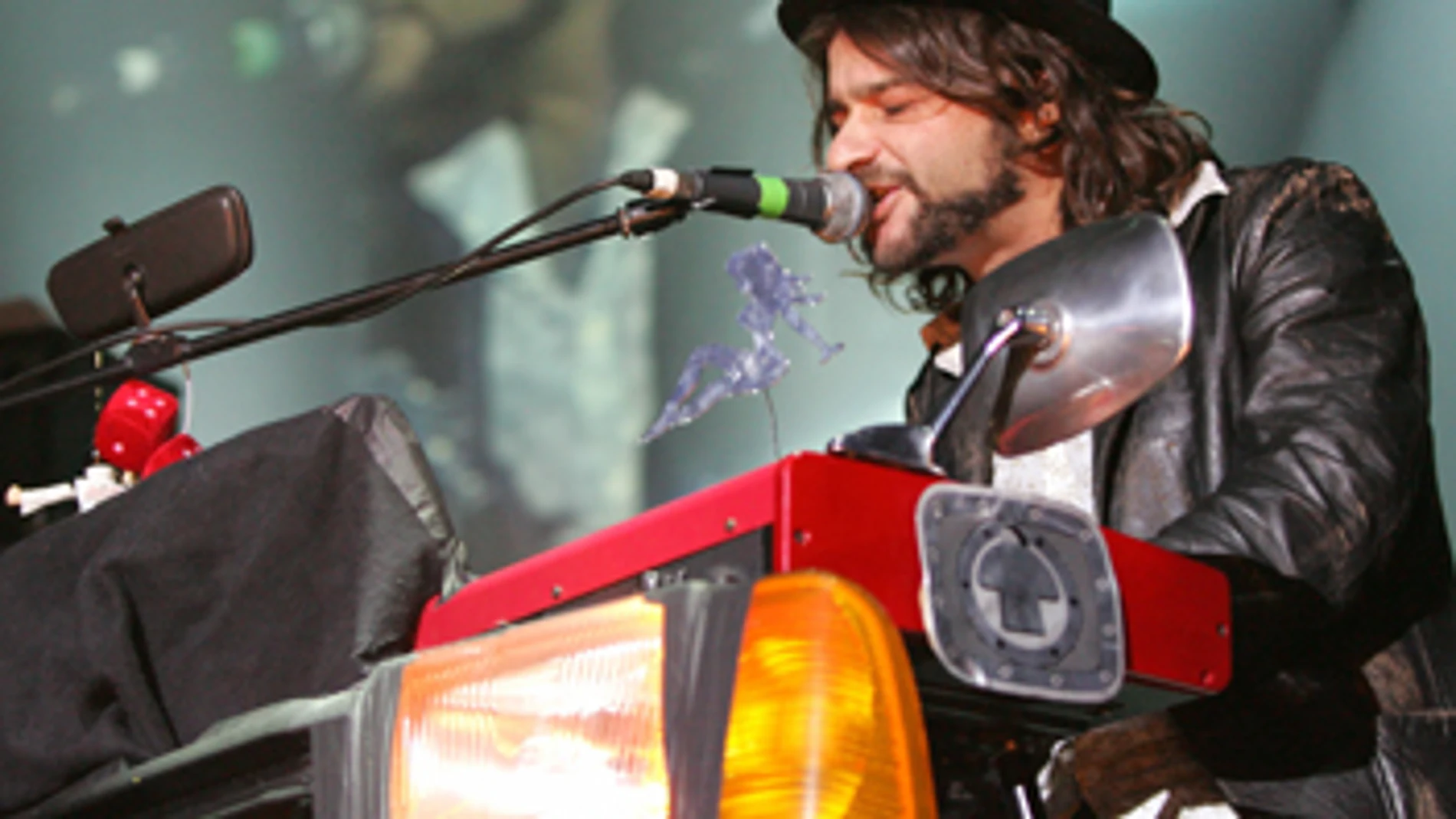 Quique González durante su actuación en Actual 2008 Quique González durante su actuación en Actual 2008