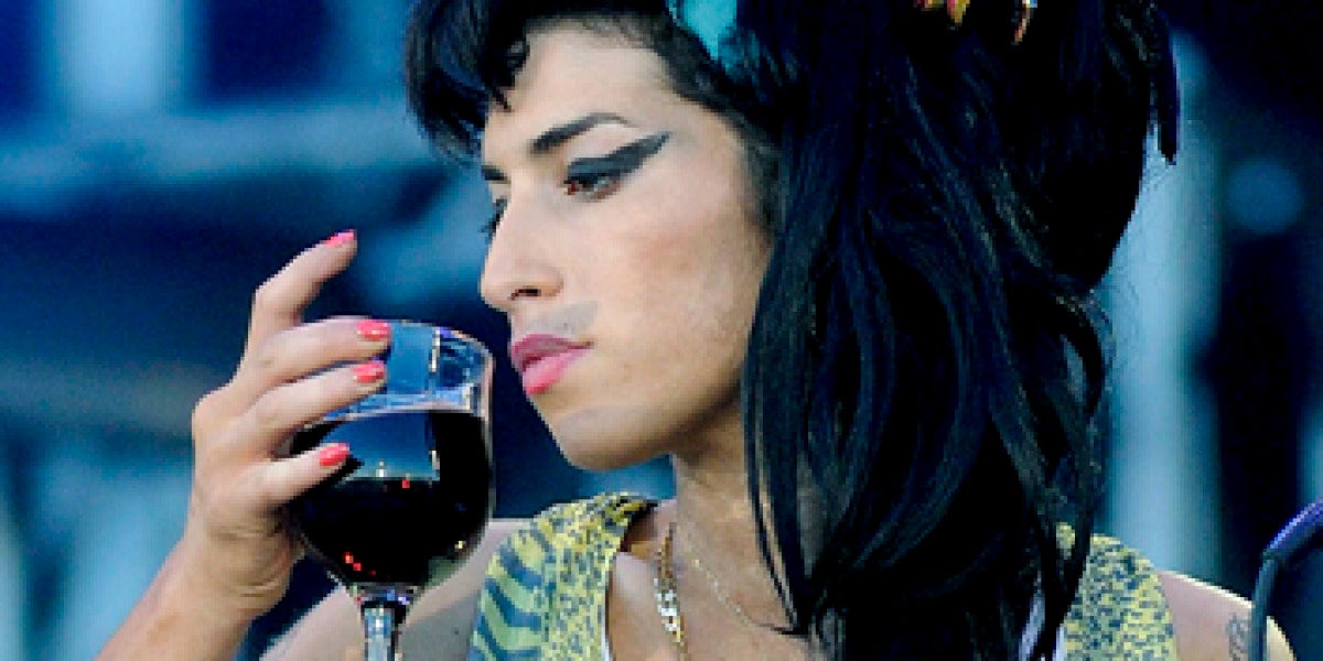 Amy Winehouse durante un concierto