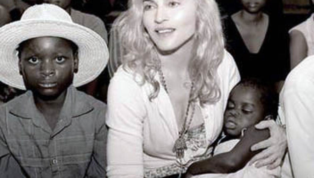 Madonna junto a su nuevo hijo Chifundo Mercy James