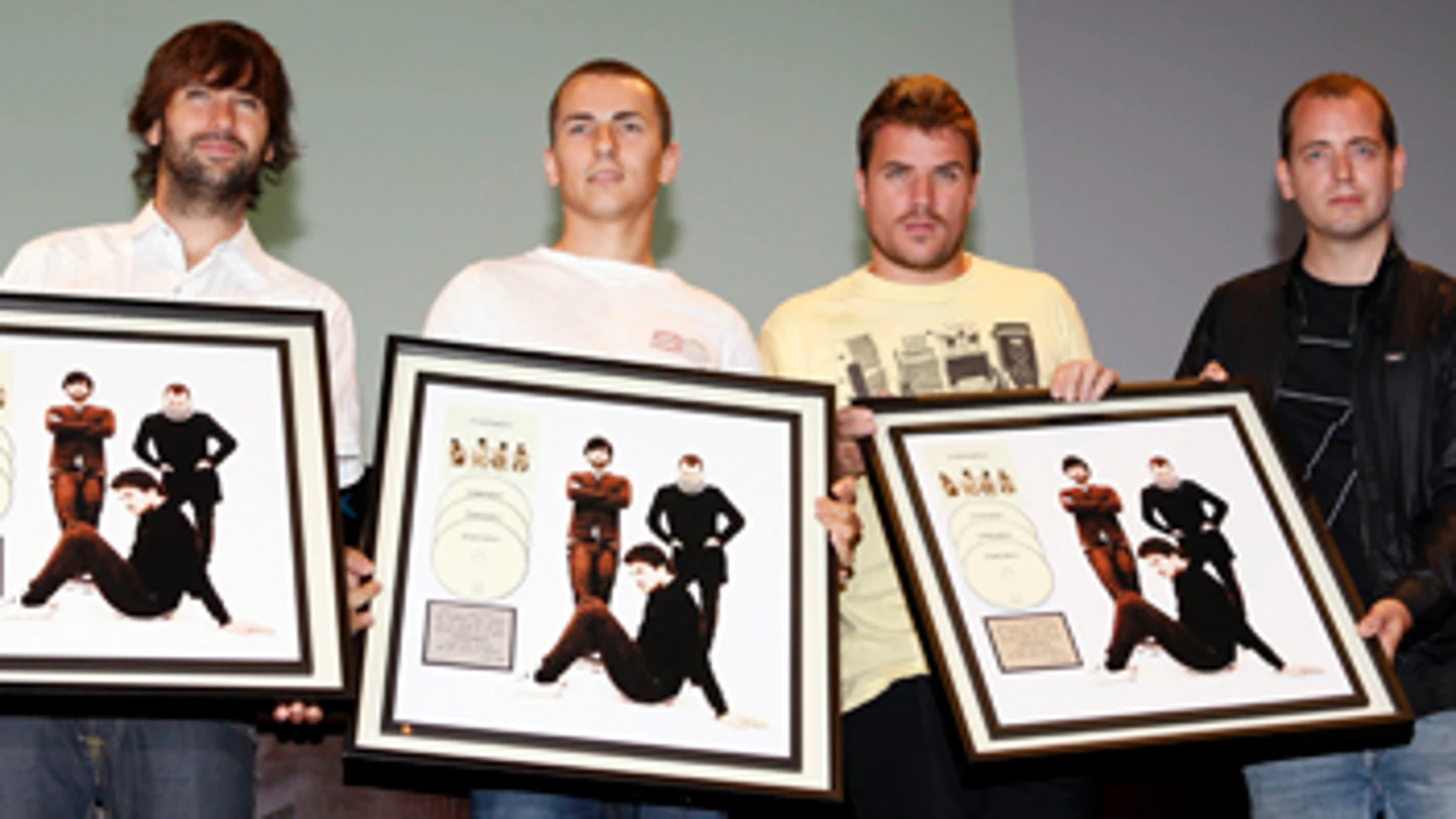 El Canto del Loco recibiendo el triple disco platino por su disco Personas El Canto del Loco recibiendo el triple disco platino por su disco Personas
