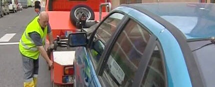 La gr&uacute;a se lleva un coche 