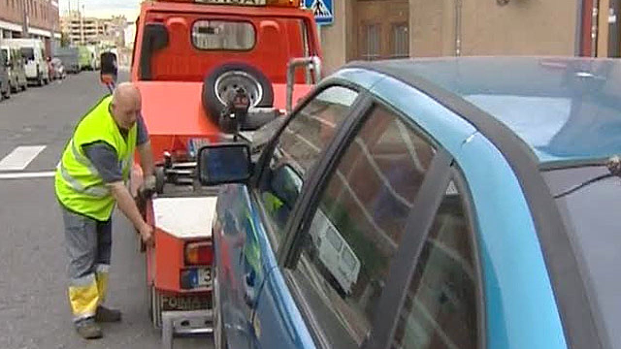 La grúa se lleva un coche La grúa se lleva un coche