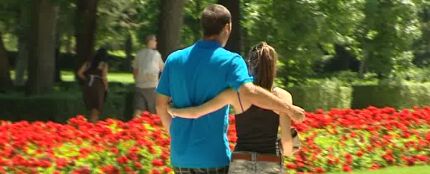 Pareja paseando en el parque