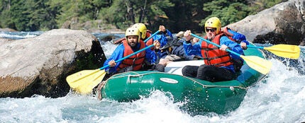 Gente practicando rafting