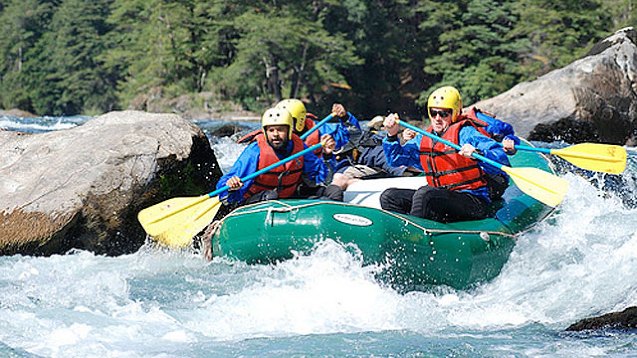 Gente practicando rafting Gente practicando rafting