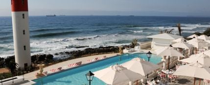 Vistas de la terraza, la piscina y el faro del hotel