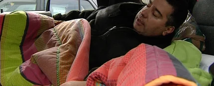 Camionero vive con su familia en un coche Camionero vive con su familia en un coche