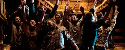 Un grupo de zombis en acción Un grupo de zombis en acción