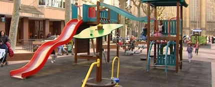 Parque infantil en el jardín de una ciudad