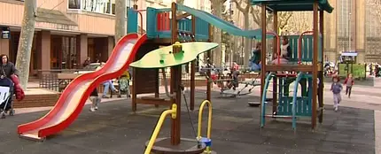 Parque infantil en el jardín de una ciudad Parque infantil en el jardín de una ciudad