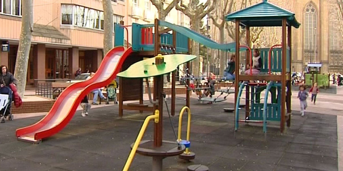 Parque infantil en el jardín de una ciudad