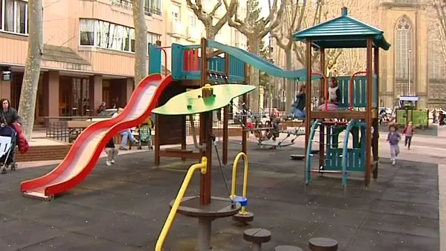 Parque infantil en el jardín de una ciudad