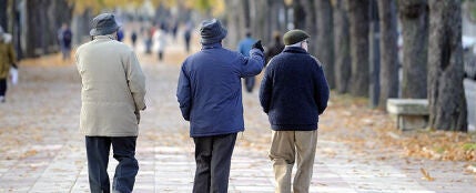 Tres hombres mayores paseando