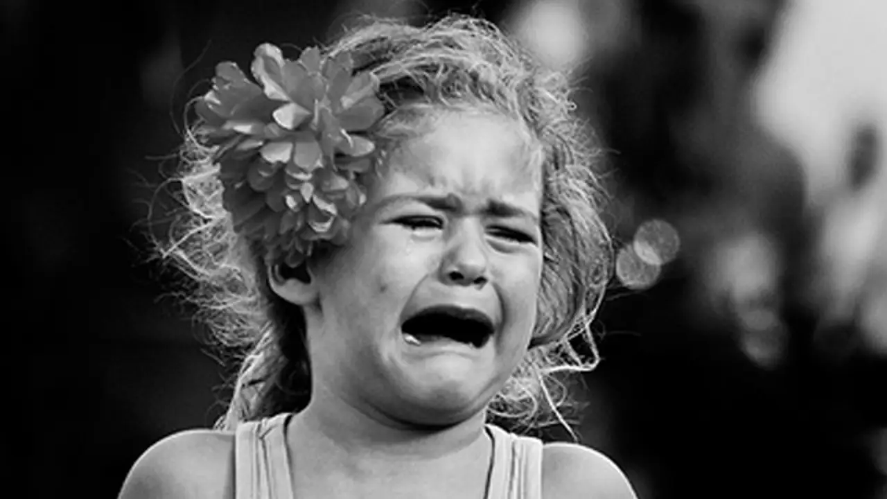 Niña llorando Niña llorando