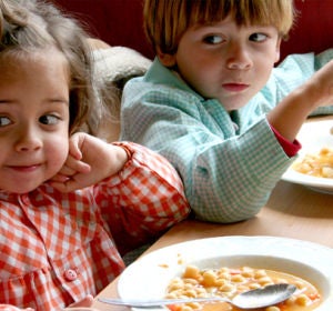 Niños en un comedor Niños en un comedor