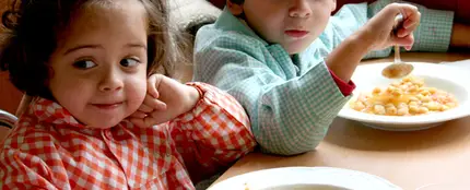 Niños en un comedor Niños en un comedor