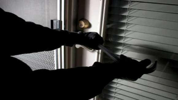 Un hombre entra robar en un piso de A Coru&ntilde;a y se deja dentro el DNI
