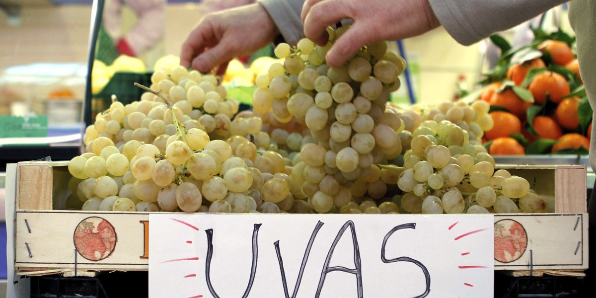 Un puesto ofrece uvas de la suerte para la cena de Fin de Año