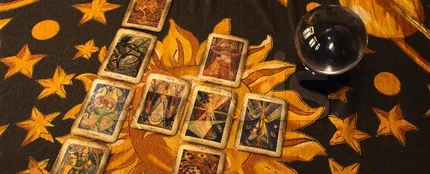 Cartas del tarot sobre un tapete Cartas del tarot sobre un tapete