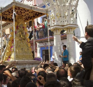 Un sacerdote reza una salve en la procesión extraordinaria de la Virgen del Rocío Un sacerdote reza una salve en la procesión extraordinaria de la Virgen del Rocío