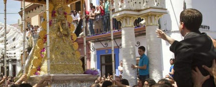 Un sacerdote reza una salve en la procesión extraordinaria de la Virgen del Rocío