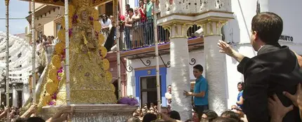 Un sacerdote reza una salve en la procesión extraordinaria de la Virgen del Rocío Un sacerdote reza una salve en la procesión extraordinaria de la Virgen del Rocío