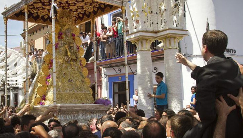 Un sacerdote reza una salve en la procesión extraordinaria de la Virgen del Rocío