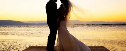 Imagen de archivo de una pareja de novios el día de su boda. Imagen de archivo de una pareja de novios el día de su boda.