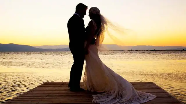 Imagen de archivo de una pareja de novios el día de su boda.