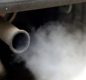 Un tubo de escape de un coche Un tubo de escape de un coche