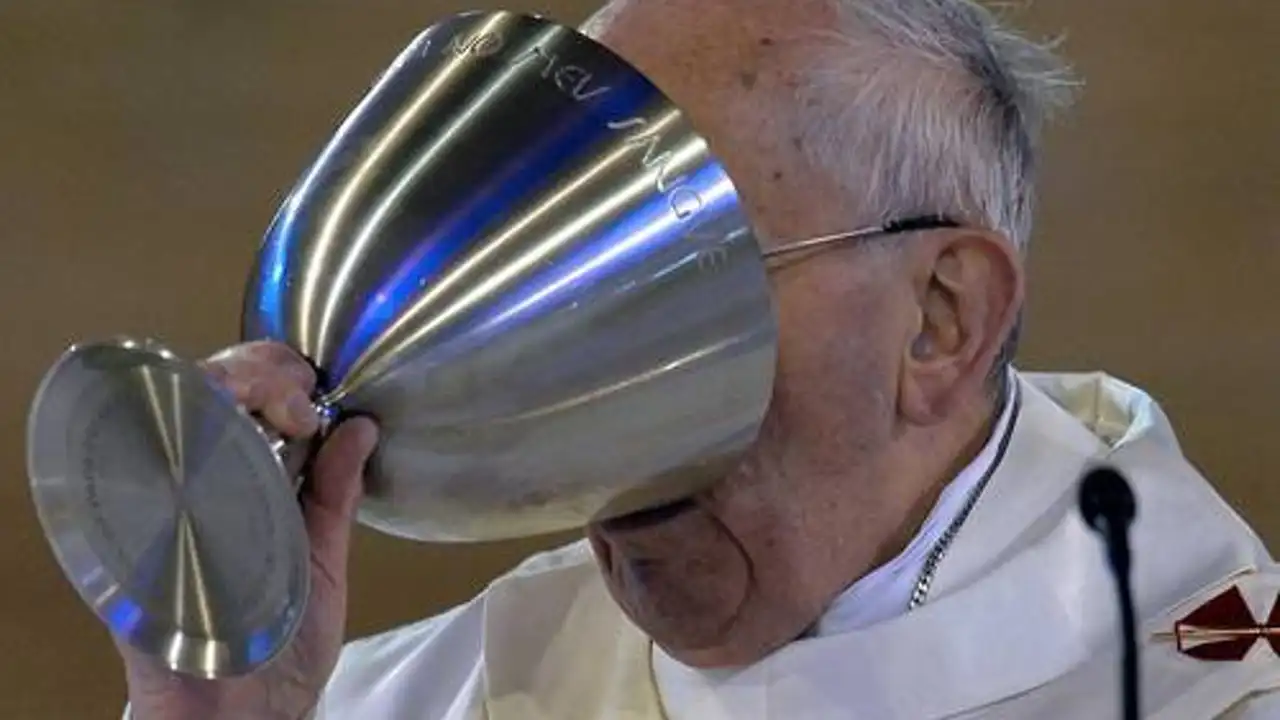 Cura durante una misa Cura durante una misa