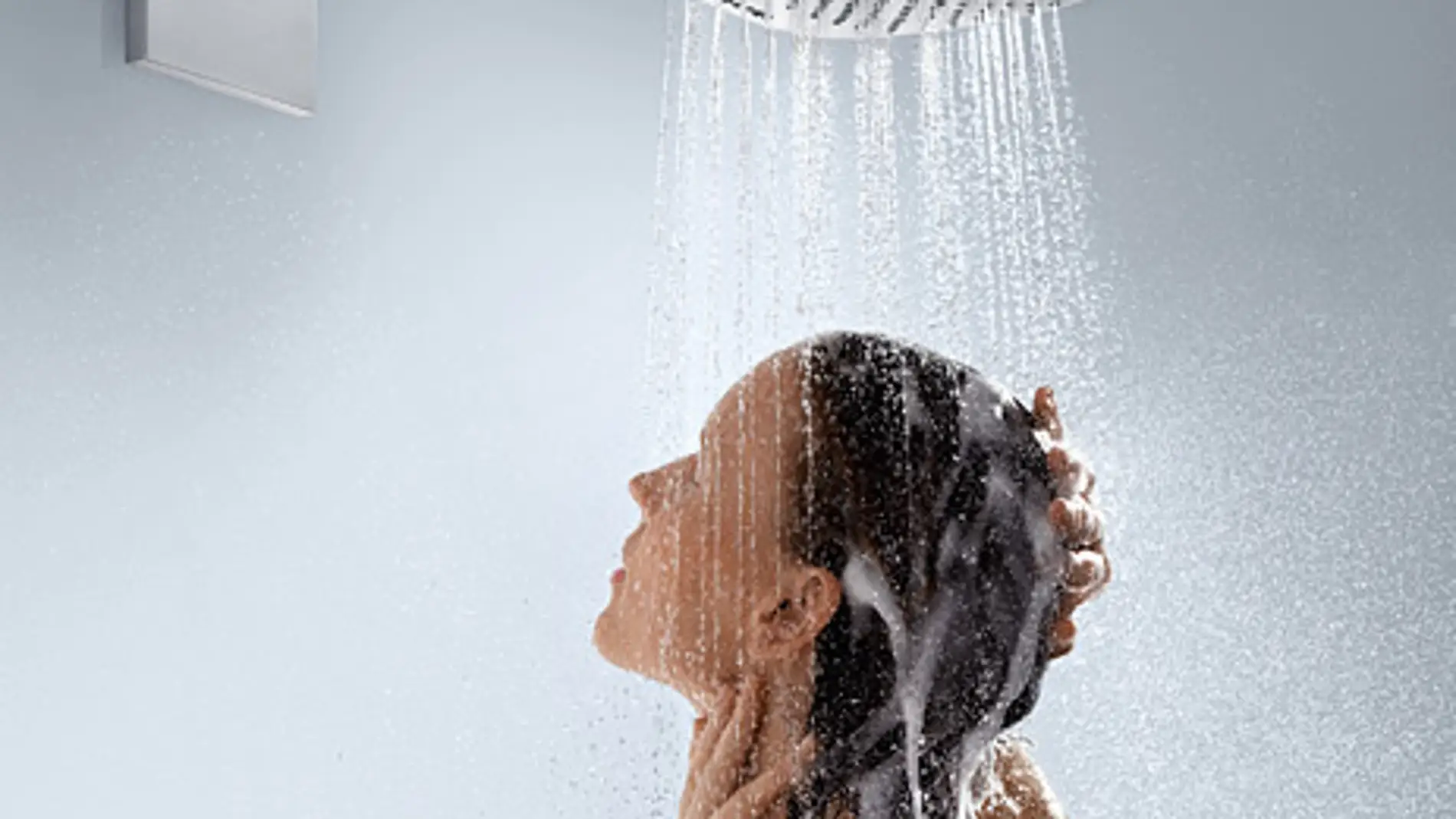 Una mujer duchándose