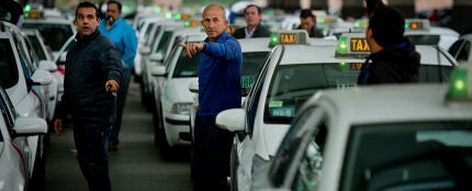 Taxistas en la estaci&oacute;n de Atocha, en Madrid