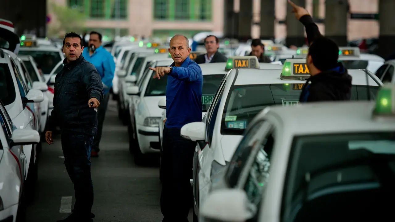 Taxistas en la estación de Atocha, en Madrid Taxistas en la estación de Atocha, en Madrid