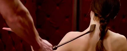 Christian Grey acaricia con una fusta la espalda de Anastasia Steele Christian Grey acaricia con una fusta la espalda de Anastasia Steele
